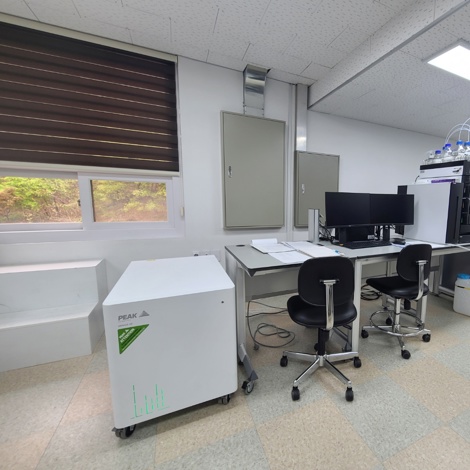PEAK Scientific nitrogen gas generator placed in a lab