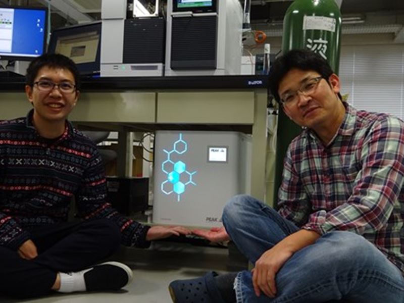 Dr. Hirayama and his colleague Dr. Ryosuke Hayasaka with their PEAK Hydrogen Trace generator